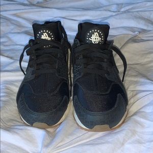 black nike huarache shoes